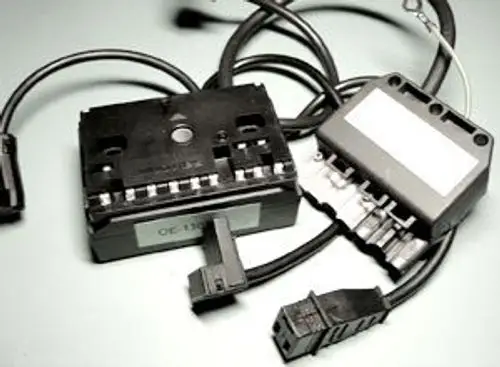 Stecker und Kabel eines Remeha-Produkts, das als Sockel ohne Vorwärmung dient. Sichtbare Anschlüsse und Kabel für die elektrische Verbindung.